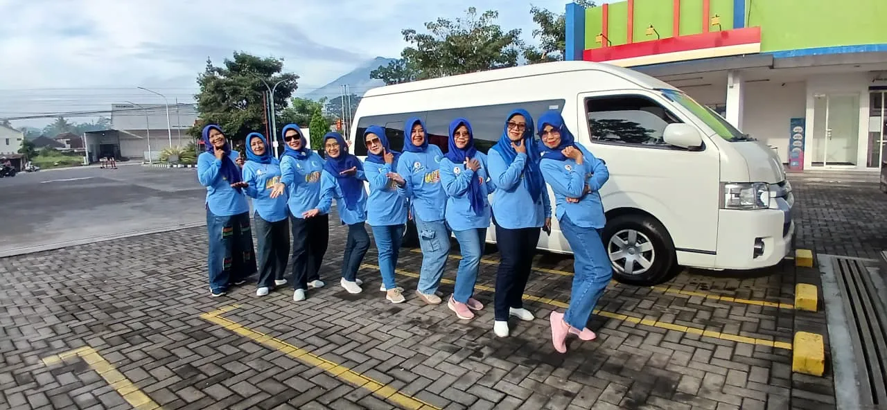 Ibu-Ibu Sosialita With Hiace