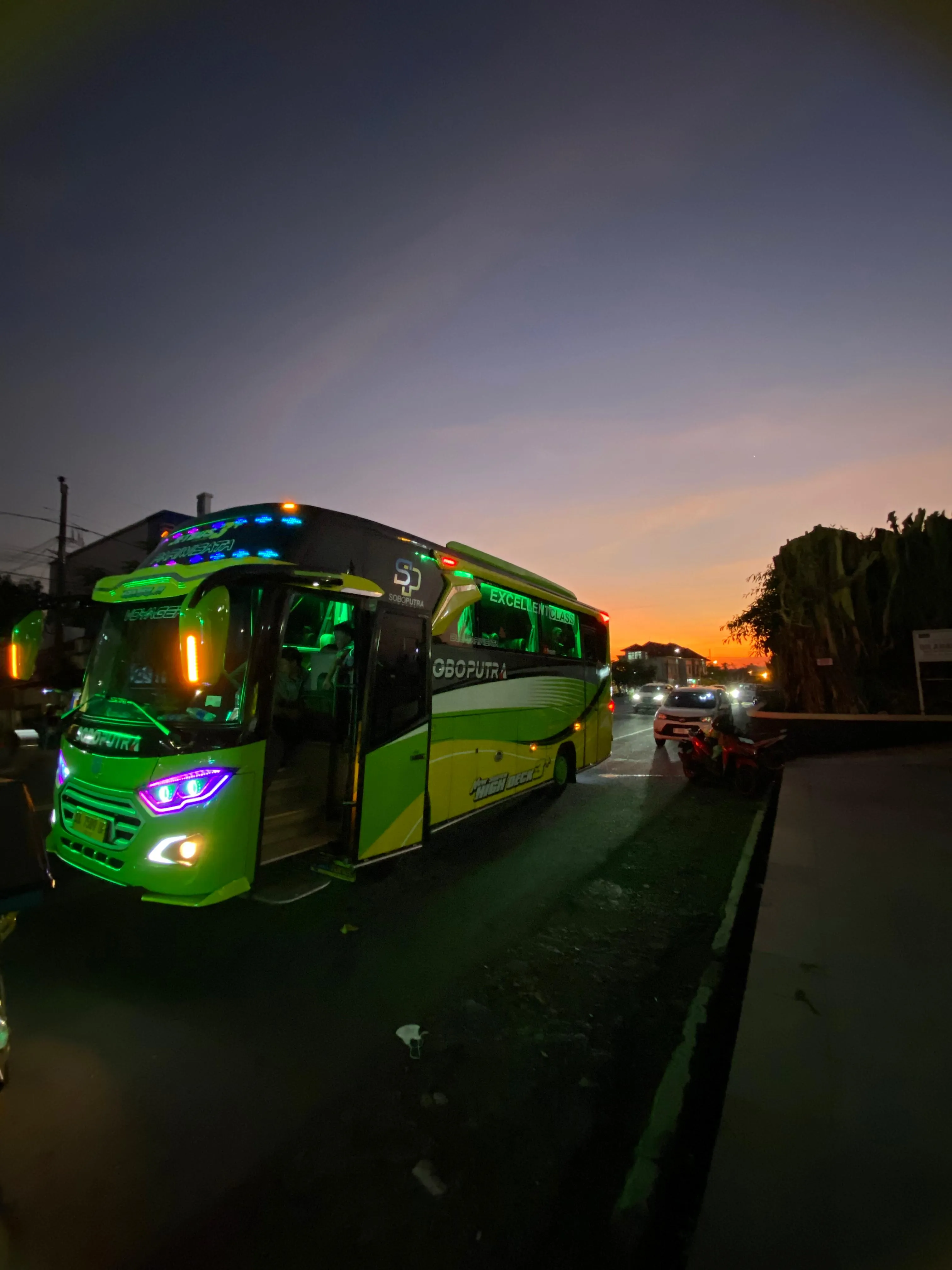 Green Bus dan Senja